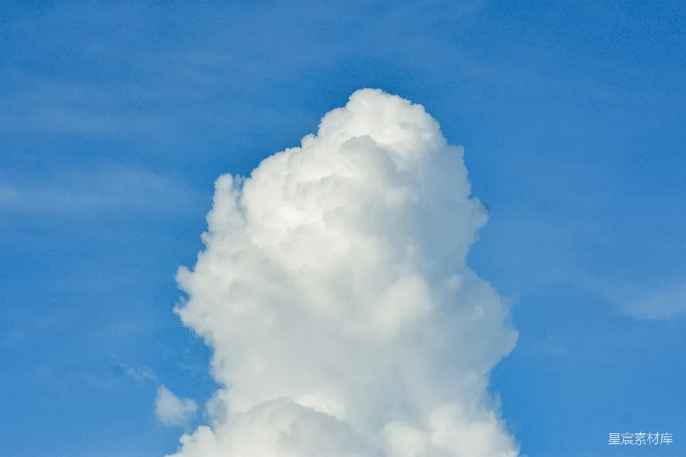 高清摄影 天空中有大片云层，遮蔽了一些树木。