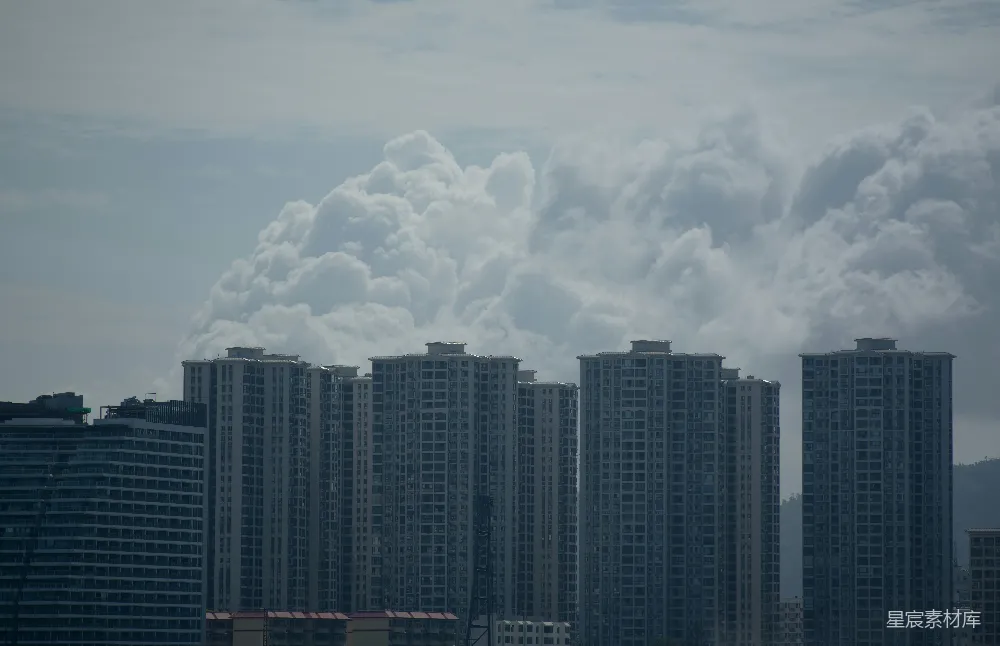 高清摄影 高建筑物耸立在一片戏剧性的云层天空中。