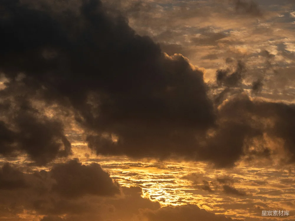 高清摄影 夕阳下的戏剧性云彩与金色的光线