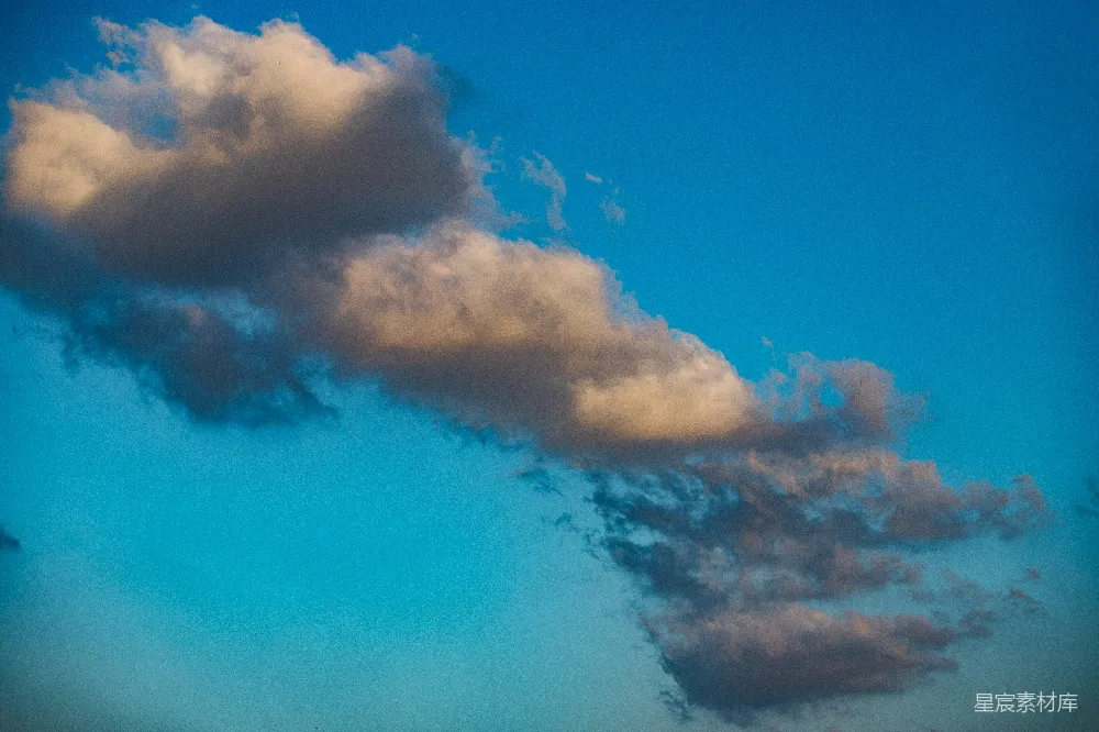 高清摄影 fluffy云在明亮的天空中漂浮