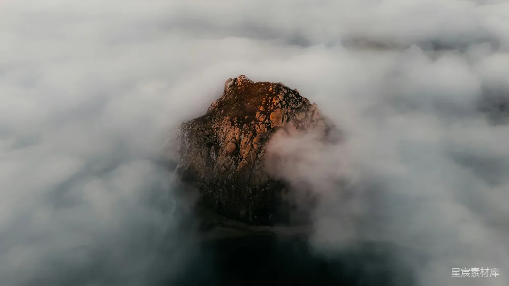 高清摄影 山峰从浓雾中显露出来