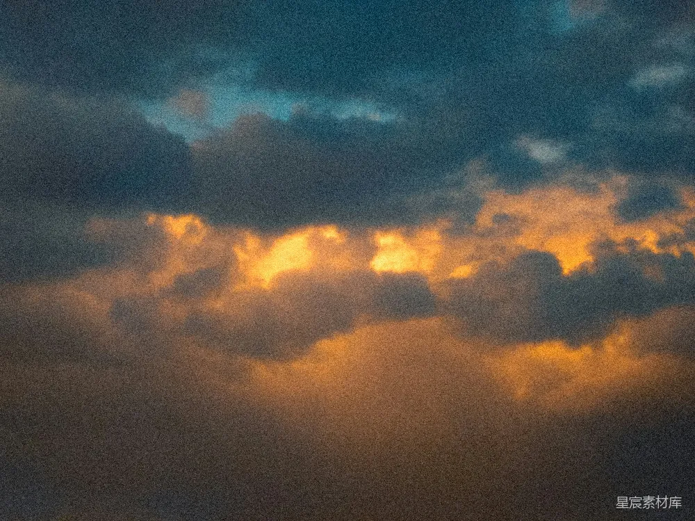 高清摄影 夕阳下阳光穿透了壮观的乌云。