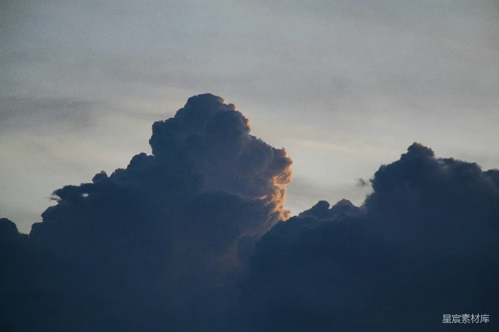 高清摄影 夕阳下的戏剧性云彩