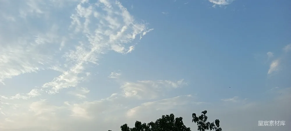 高清摄影 飘逸的云朵在一片湛蓝的天空中游荡。