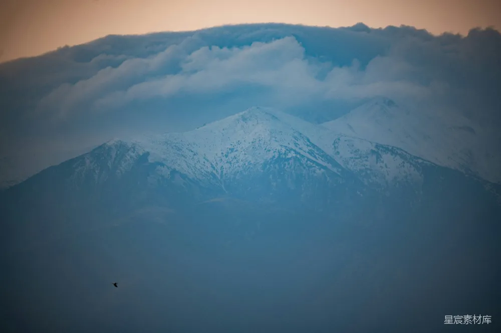 高清摄影 暮雪高山，云雾缭绕。