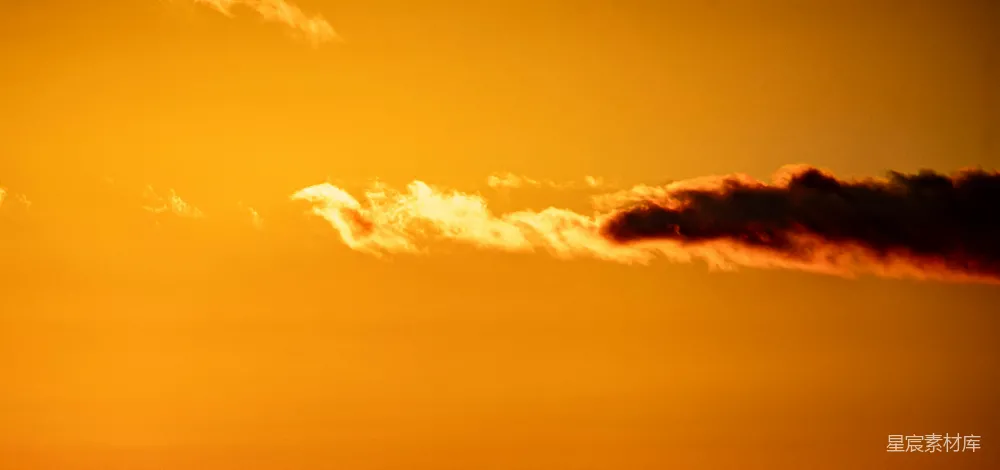 高清摄影 天空中一架飞机在日落时飞翔。
