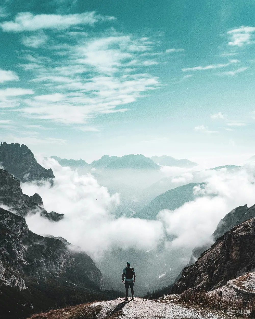 高清摄影 山顶附近有一人。
