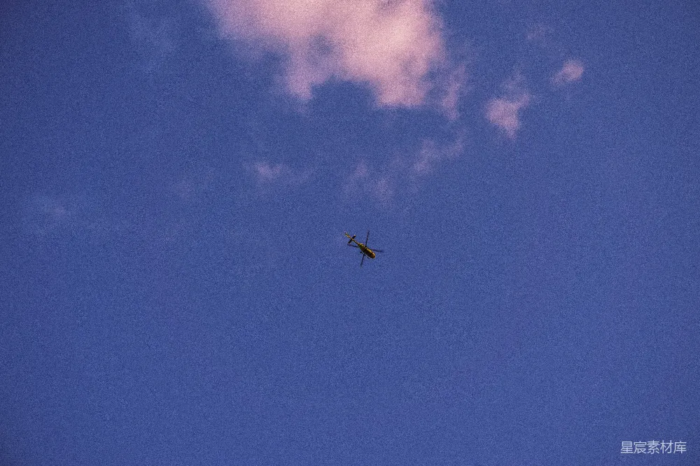 高清摄影 一架小型飞机在蔚蓝的天空中飞行。