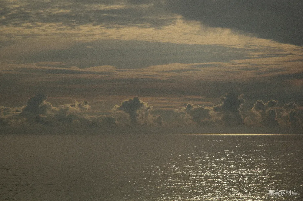 高清摄影 夕阳下的海天一线，云彩 dramatic 被还原为壮观的形态。