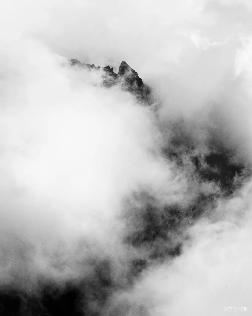 高清摄影 嶙峋山峰从云海中突显出来
