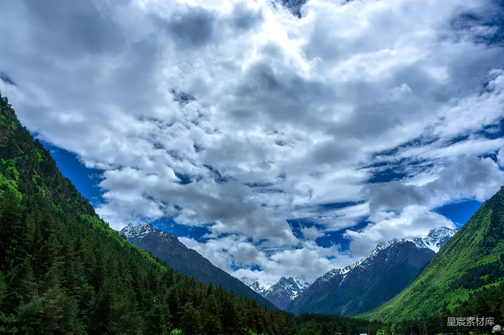 高清摄影 山谷中的美景，山峦在背景中