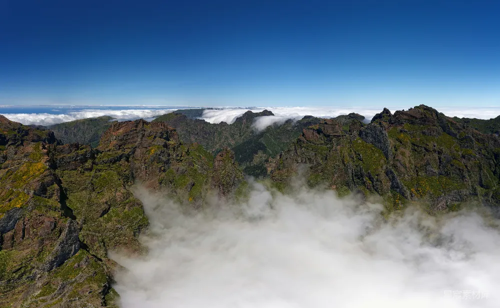 高清摄影 蓝天白云下绿色与灰色山峦的白天景象