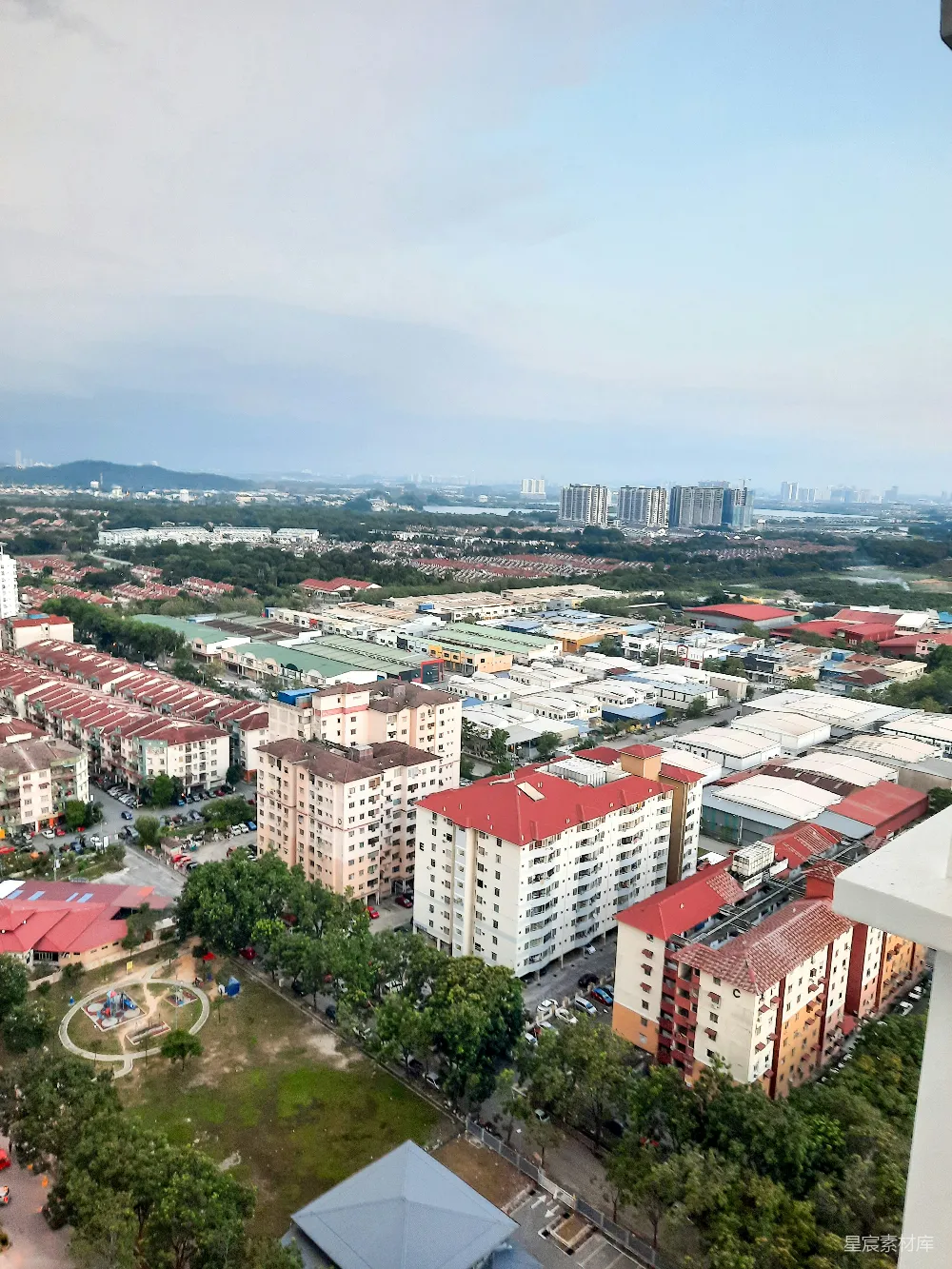 高清摄影 一座城市从空中俯视，有许多建筑物的景象