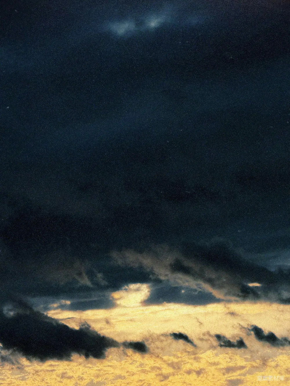 高清摄影 暗淡的乌云中夹杂着明亮的黄色光辉