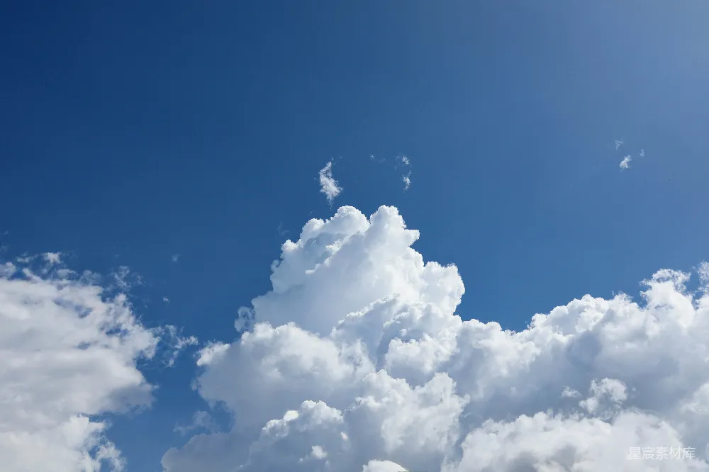 高清摄影 洁白的云朵漂浮在湛蓝的天空中