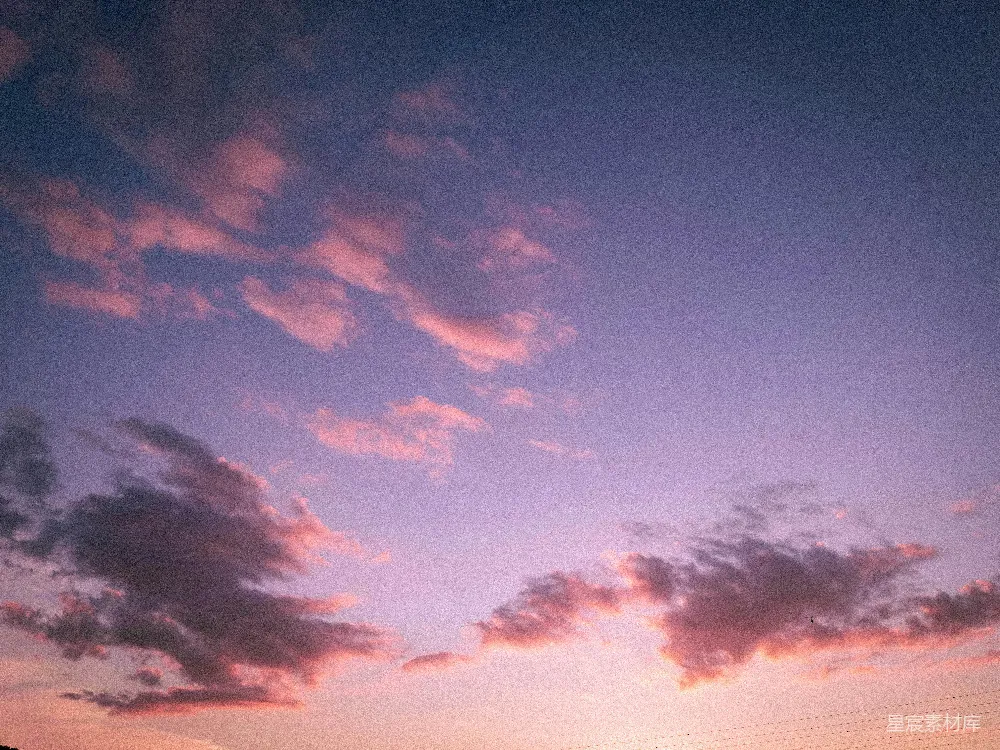 高清摄影 夕阳下的粉红色云朵在紫色的天空中