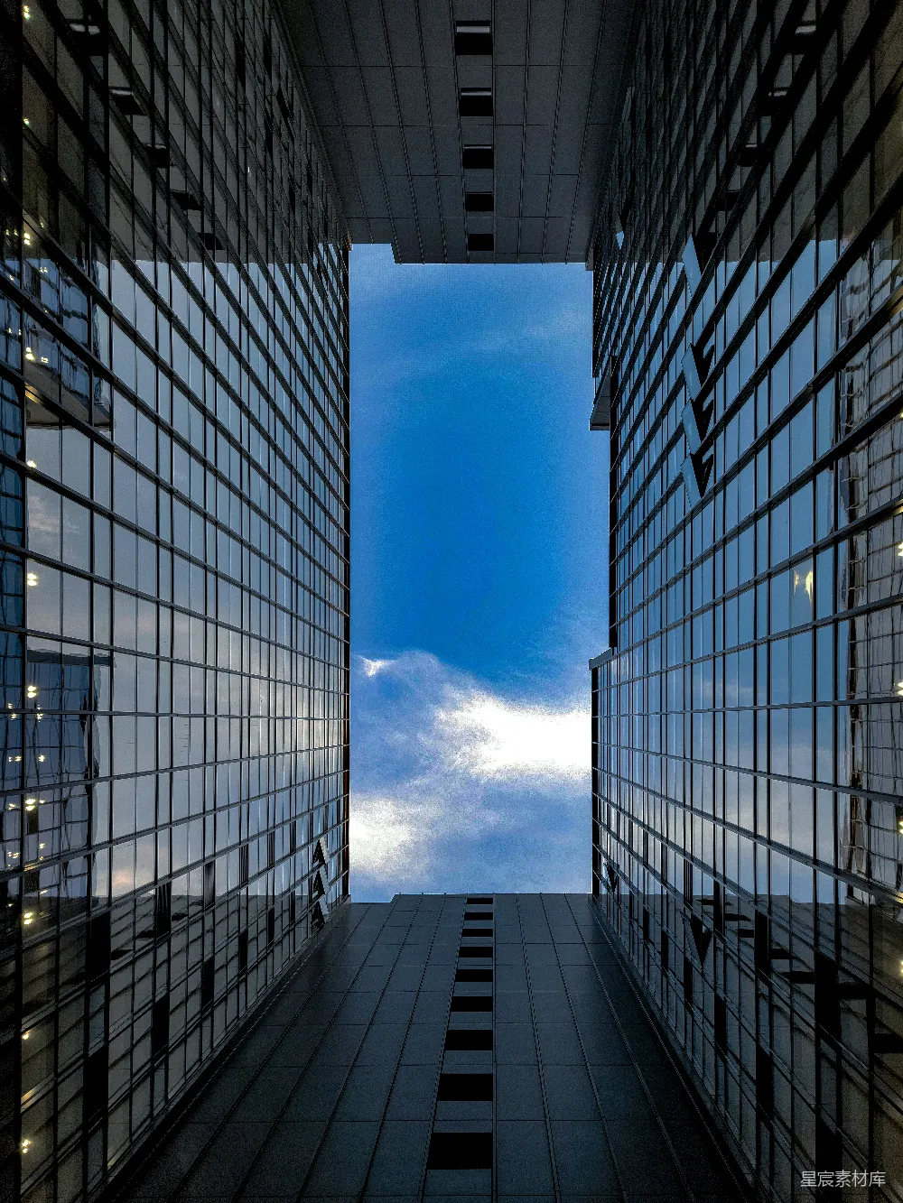 高清摄影 透过大楼窗户看的天空景色