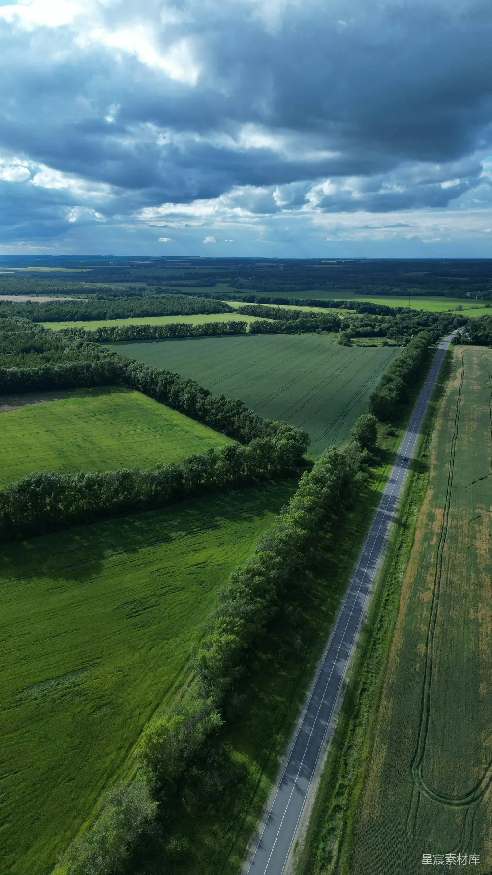 高清摄影 一片绿 fields 中一条公路的空中俯瞰