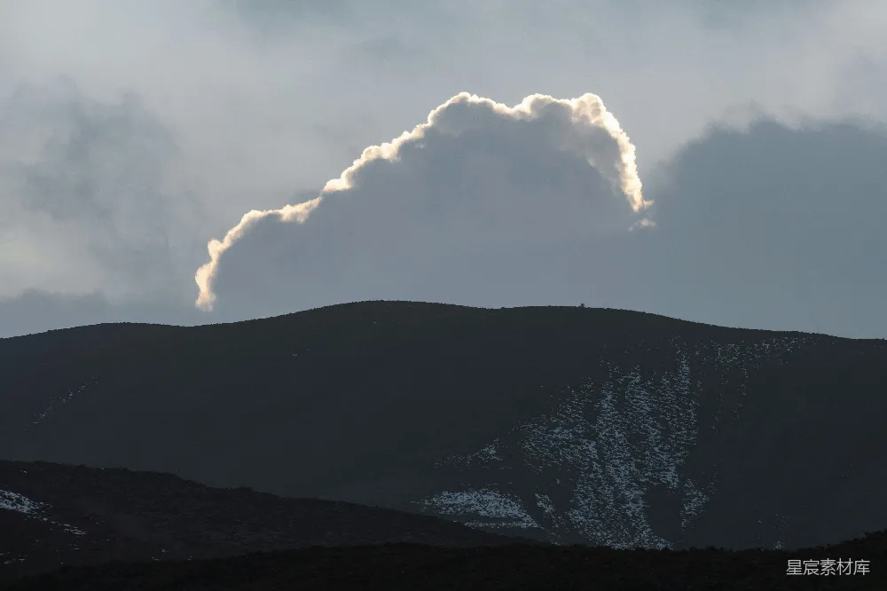 高清摄影 天空中有一座山峰