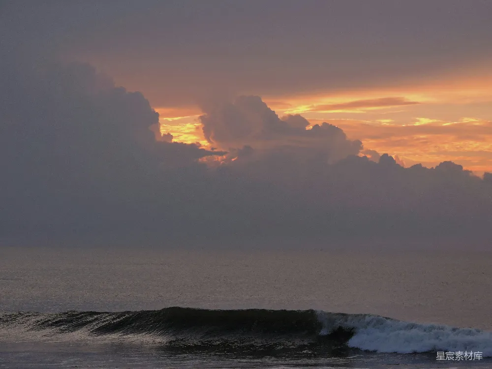 高清摄影 夕阳西下，海面上泛起一波波浪花。