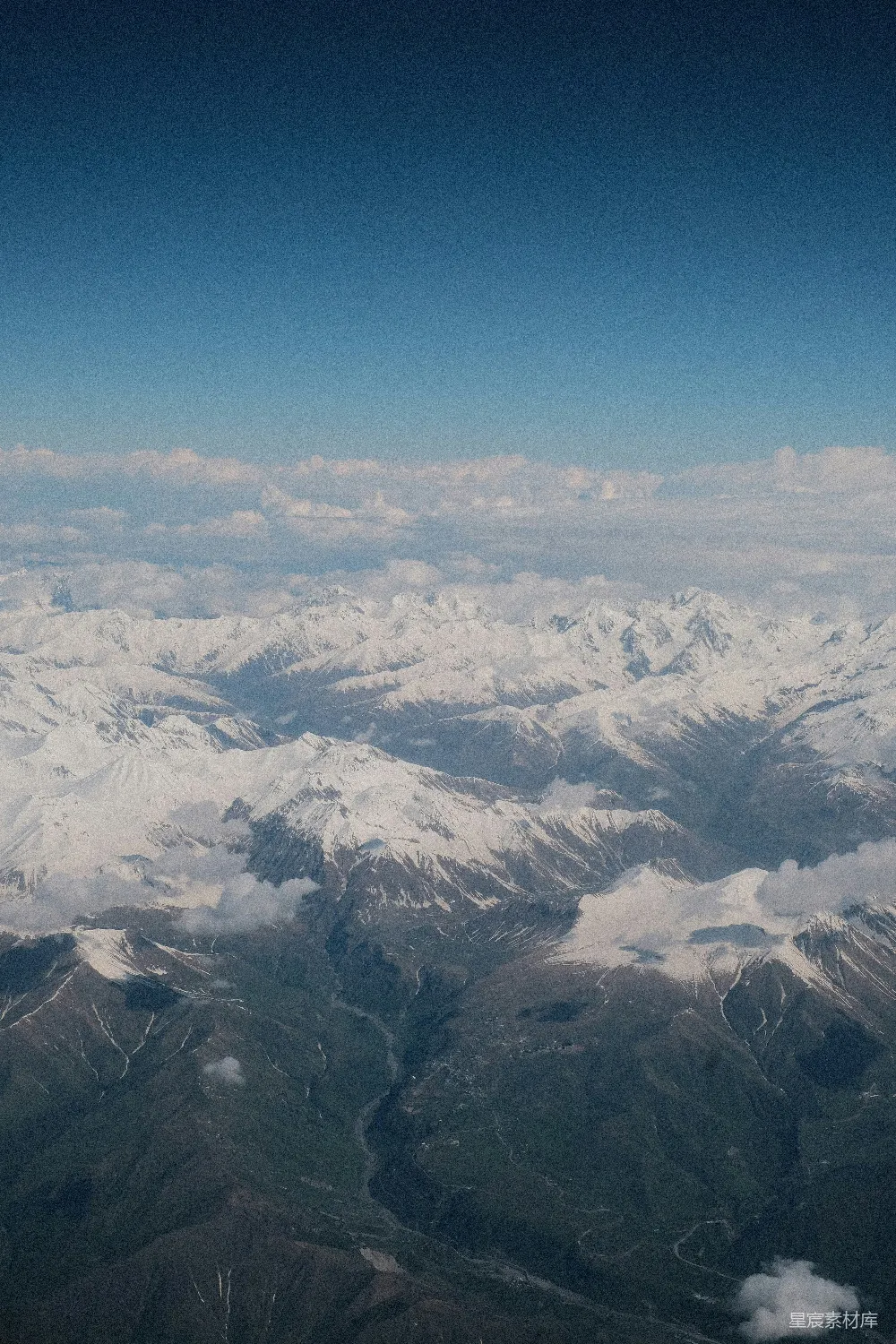 高清摄影 蓝天白云下雪峰耸立的景象。