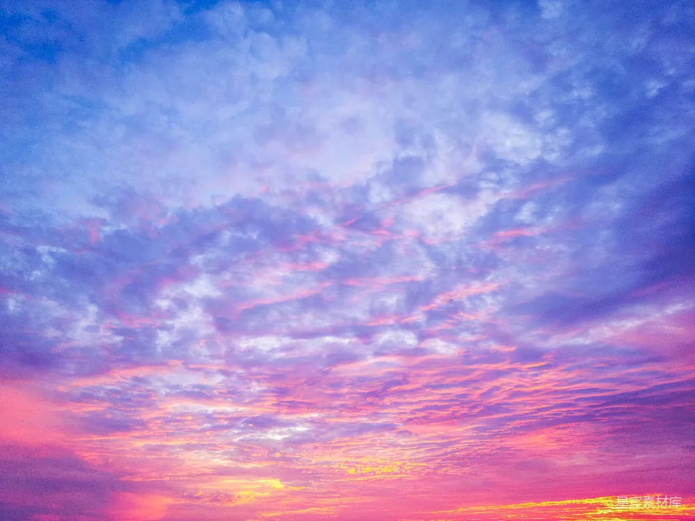 高清摄影 夕阳下的彩色云朵，带着粉色和紫色的色彩。