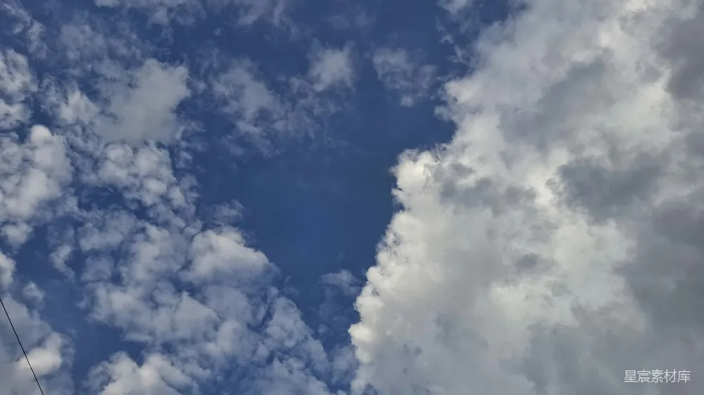 高清摄影 蓝天白云间夹杂着灰色的云朵。