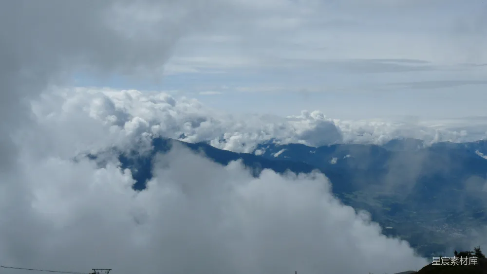 高清摄影 云遮远山，天边也是一片阴云。