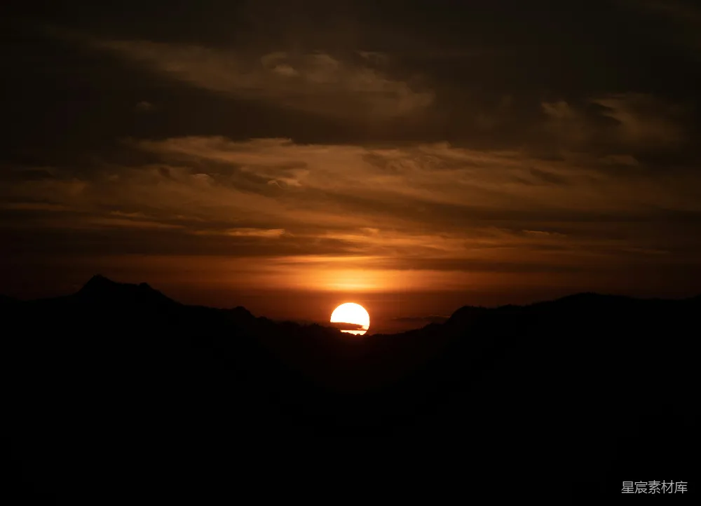 高清摄影 山峦之上夕阳西下