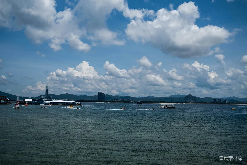 高清摄影 水面漂浮着船只的一片水域
