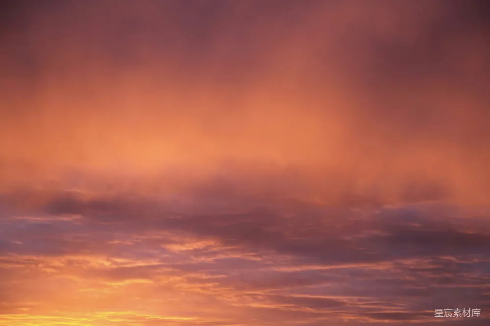 高清摄影 绚烂的夕阳云彩，橙紫交织的色彩