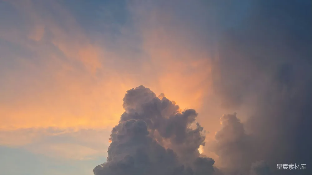 高清摄影 暗云笼罩着橙蓝相间的夕阳天空。