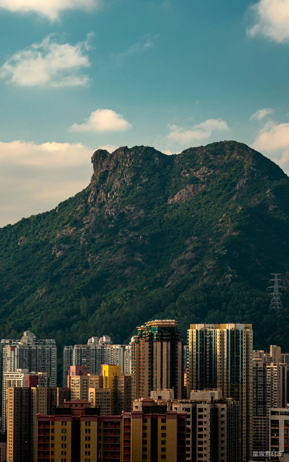 高清摄影 背景有一座大山的城市