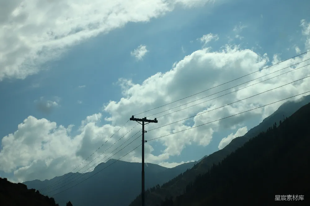 高清摄影 前景中的一根电话杆，背景中有山。