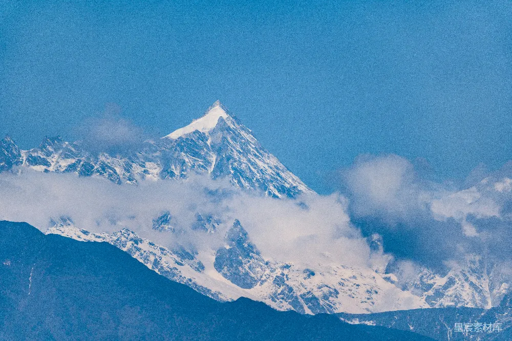 高清摄影 白天雪覆盖的山在蓝天之下