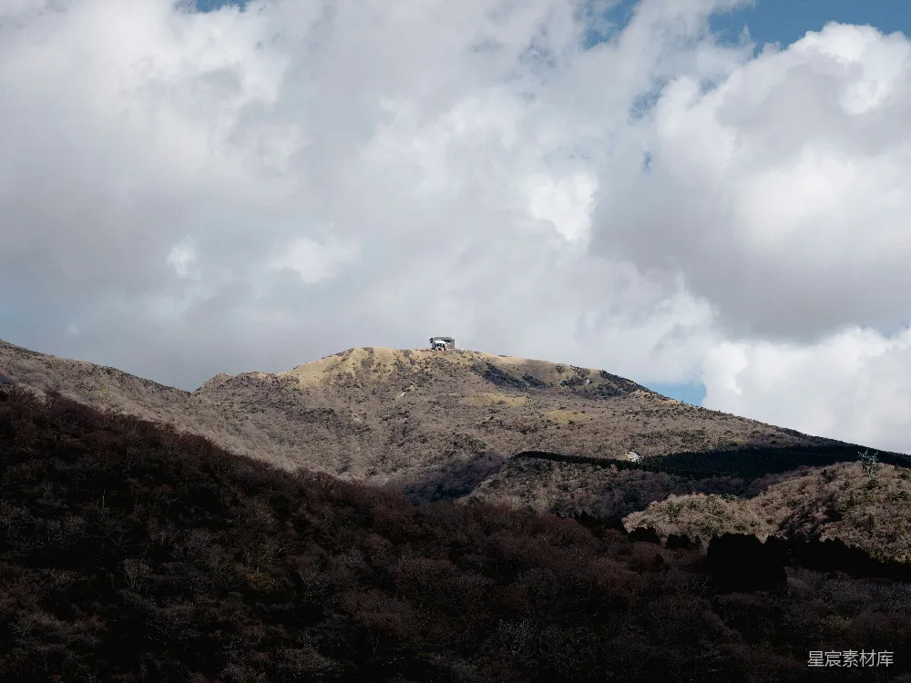 高清摄影 山顶上有座房子的山峰
