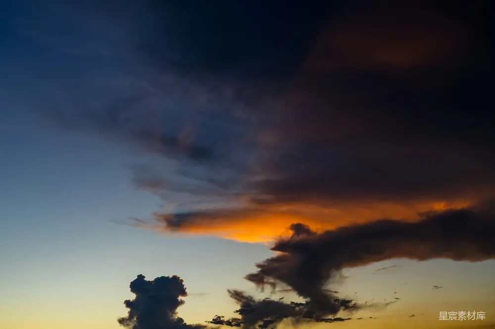 高清摄影 夕阳下的戏剧性云彩，橙色和暗色的色调。