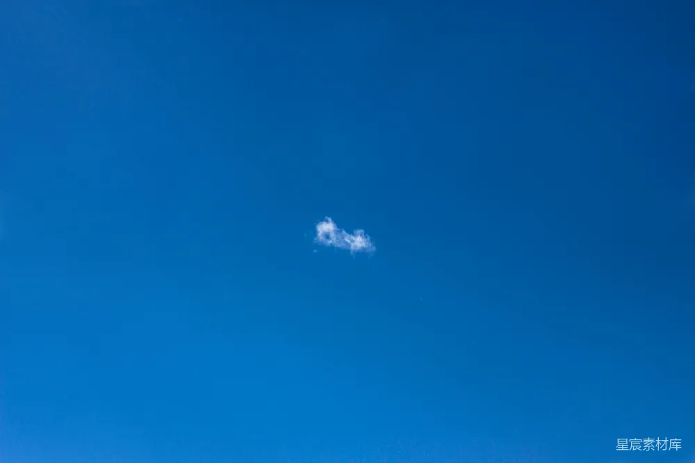 高清摄影 灰色直升机在天空中飞行