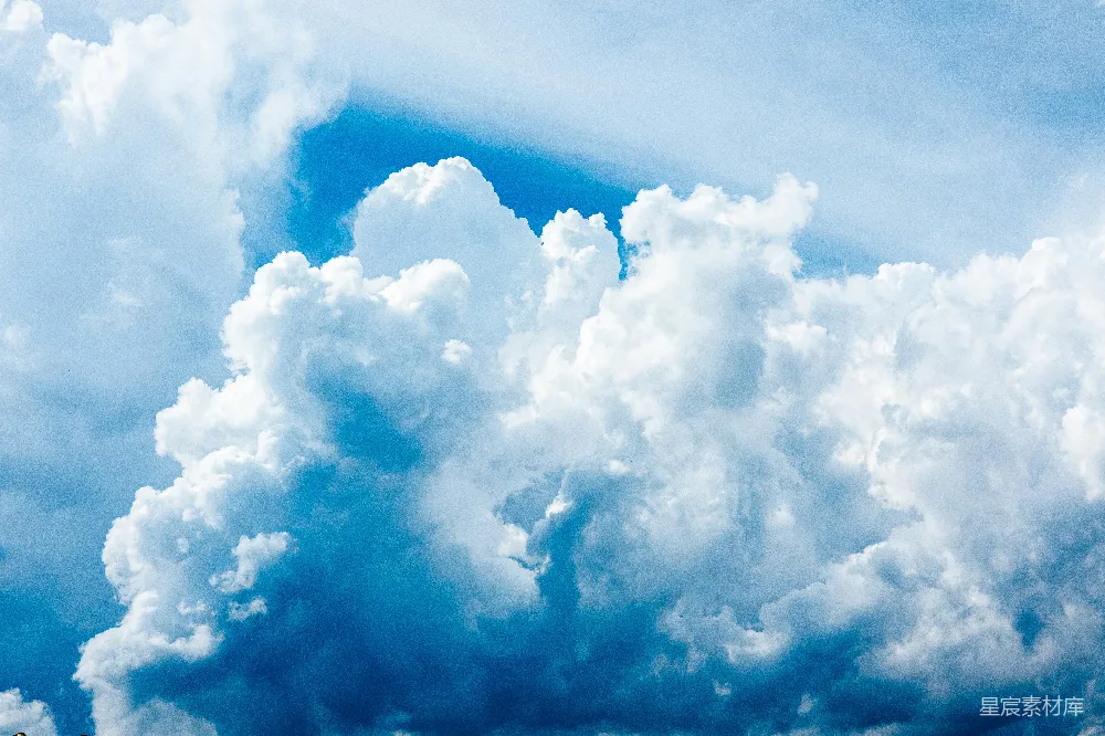 高清摄影 洁白的云朵漂浮在湛蓝的天空中