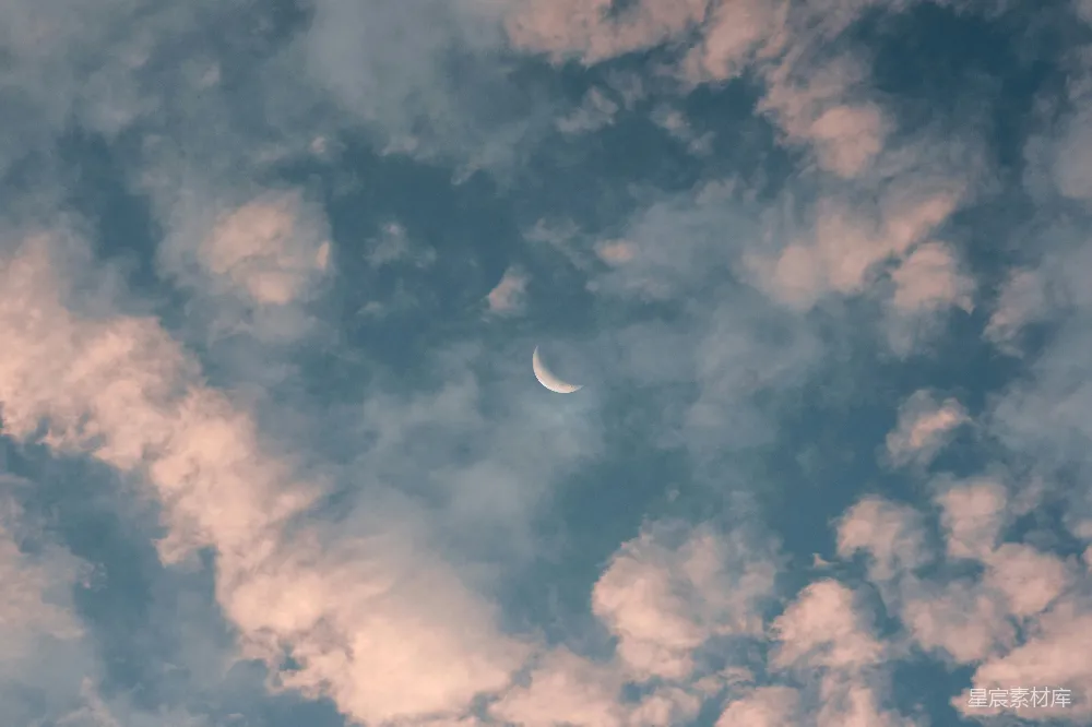 高清摄影 云蓝天空中的一弯 crescent 月