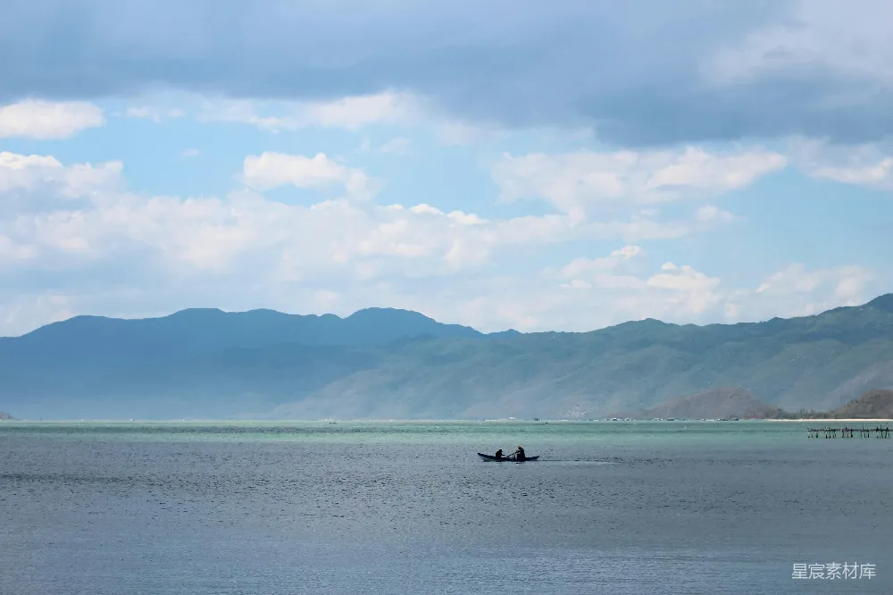 高清摄影 一艘小船漂浮在一大片水面上