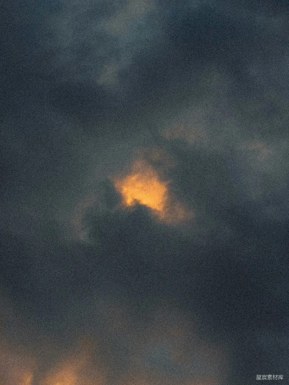 高清摄影 天空中弥漫着带有橙色光泽的乌云。
