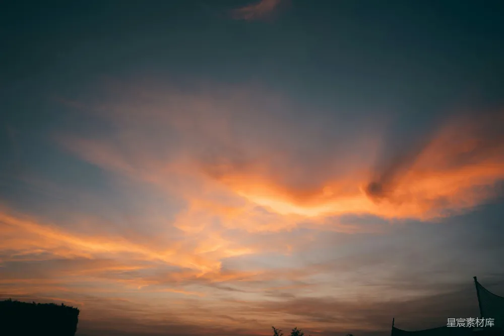 高清摄影 天边的云层背后，夕阳正在落下。