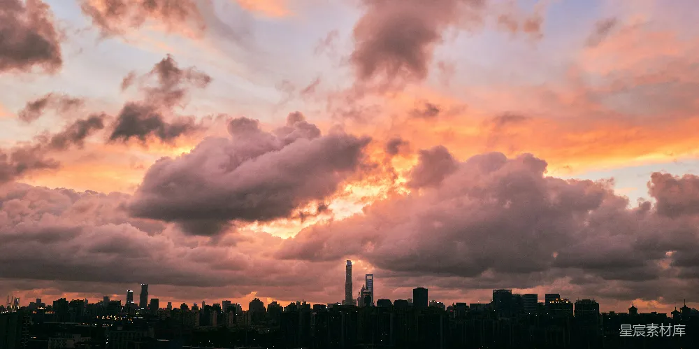 高清摄影 城市景观上的美丽日落，云朵戏剧性地排列。