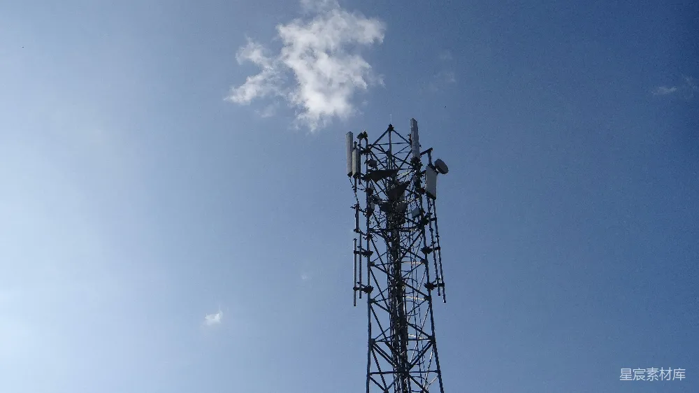 高清摄影 一座 cellphone 塔在蓝天背景下显现