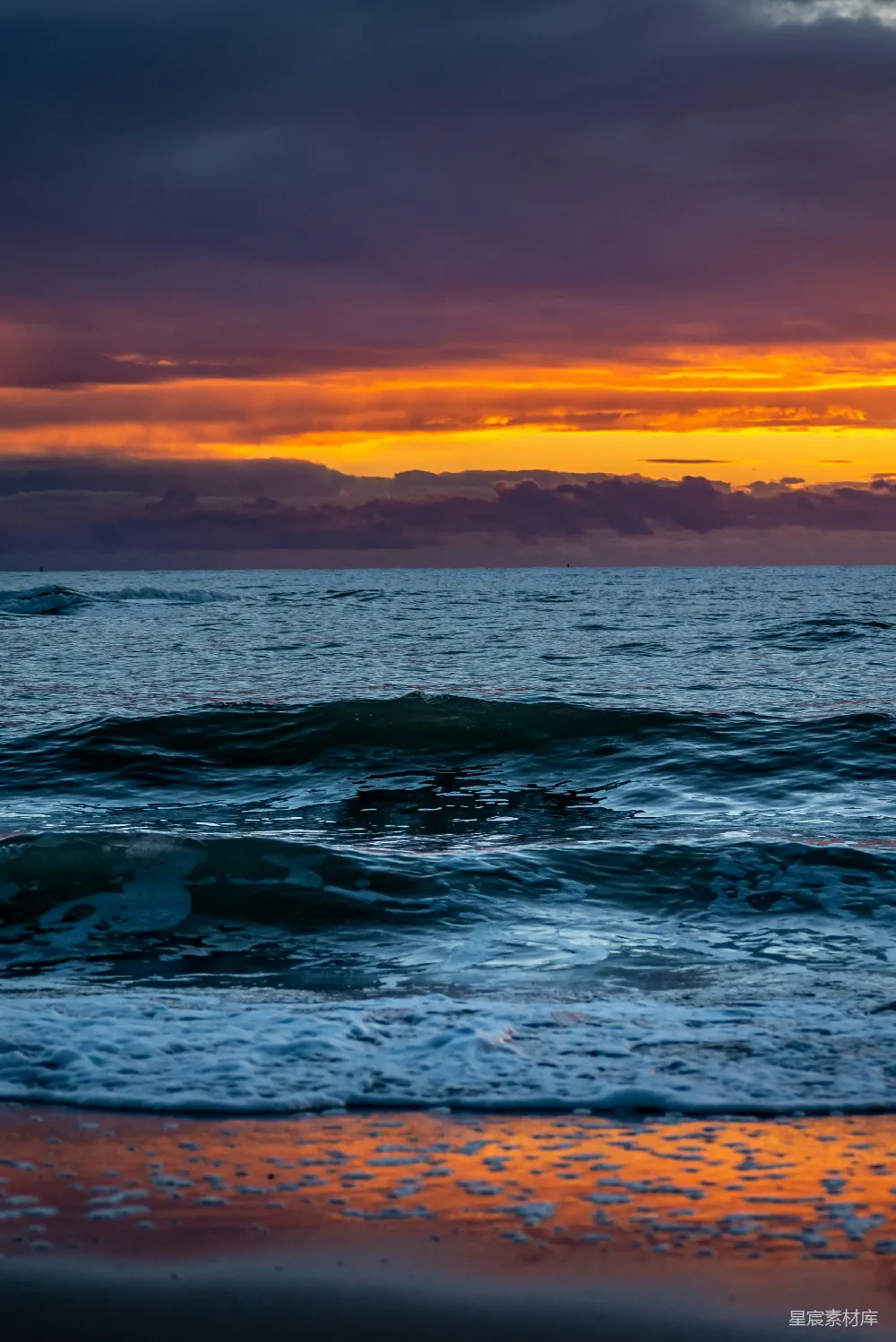 高清摄影 夕阳下橙色天空中的海浪