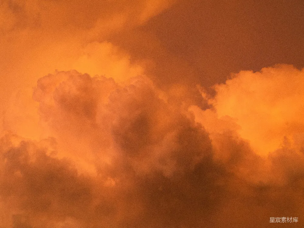 高清摄影 夕阳下，橙色的云朵 dramatic 地填满了天空。