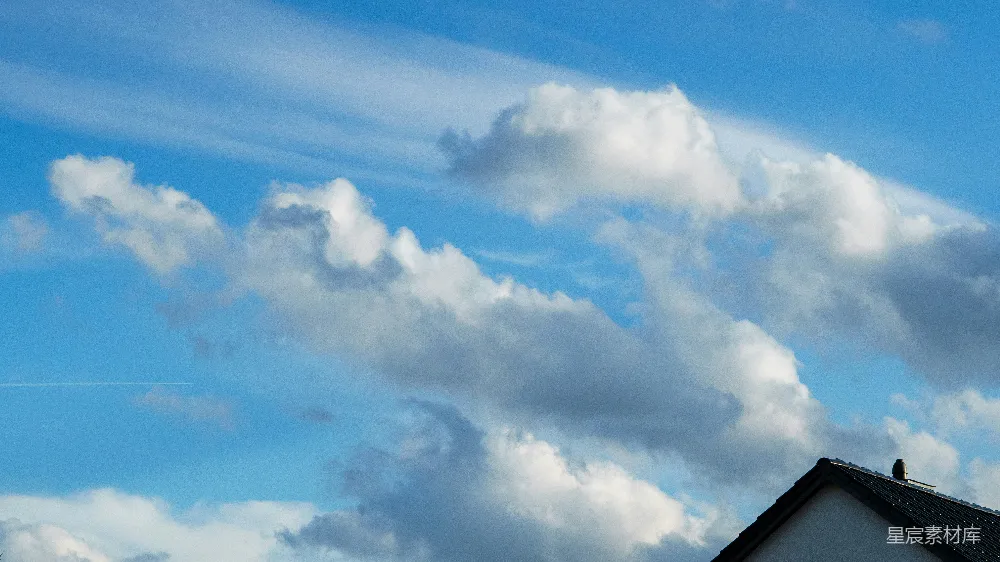 高清摄影 fluffy白云漂浮在蔚蓝的天空中。