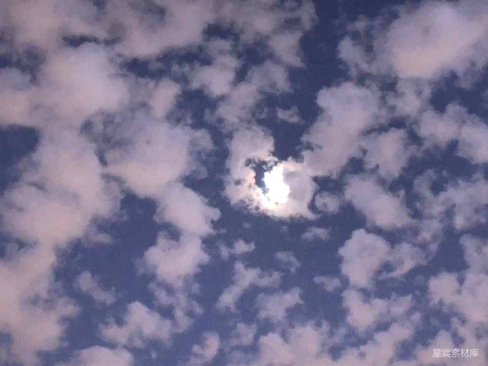 高清摄影 天空中阳光透过云层照耀着。