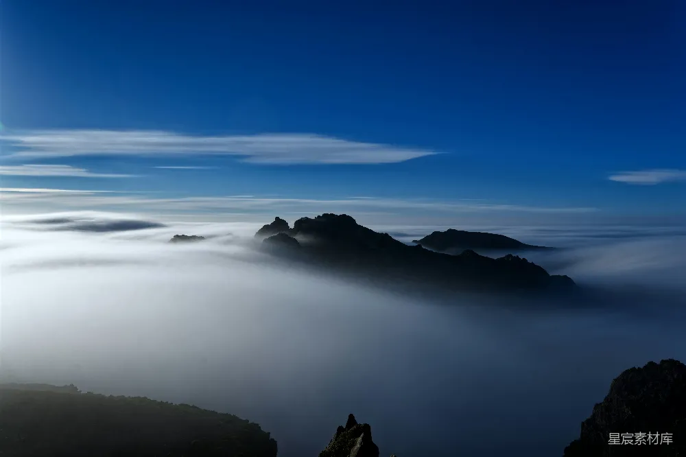 高清摄影 山间云雾缭绕的一景
